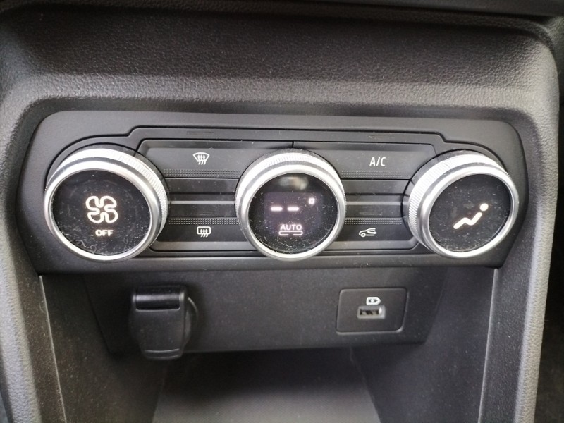 Recambio de mando climatizador para dacia sandero 0.9 tce referencia OEM IAM  275100298R 