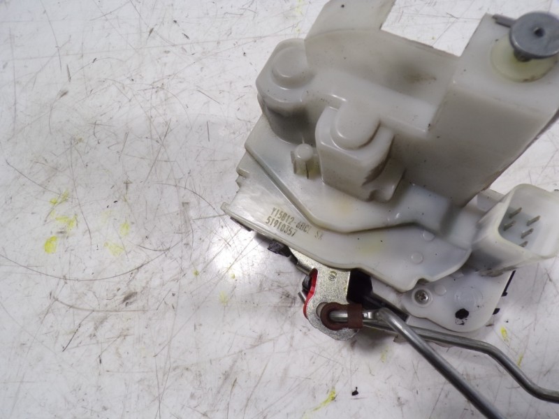 Recambio de cerradura puerta trasera derecha para opel combo d 1.3 16v cdti referencia OEM IAM  51910357 