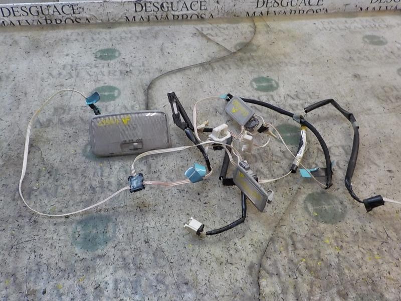 Recambio de piloto interior para toyota auris 2.0 d-4d cat referencia OEM IAM 8124052040B1  8134030100B0