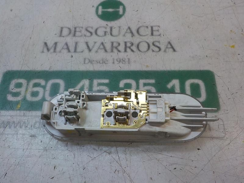 Recambio de piloto interior para dacia duster basis 4x2 referencia OEM IAM 8200074362  