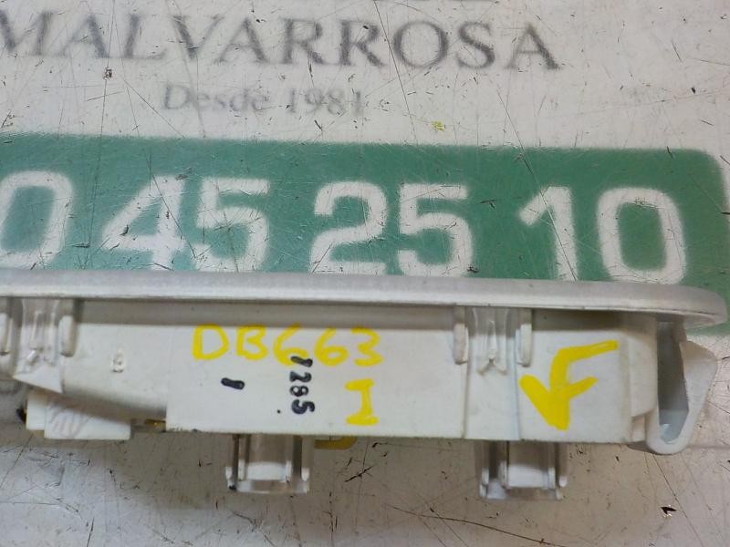 Recambio de piloto interior para dacia duster basis 4x2 referencia OEM IAM 8200074362  