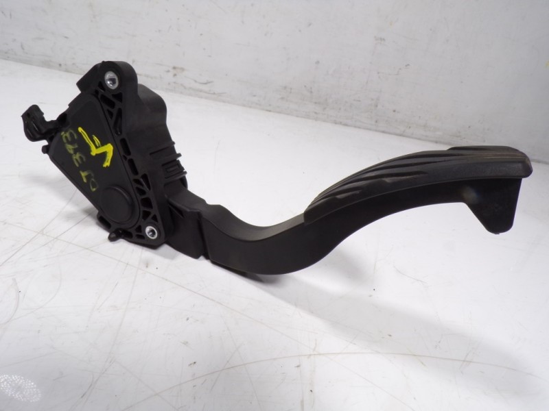 Recambio de potenciometro pedal para dacia sandero 0.9 tce referencia OEM IAM  180100912R 