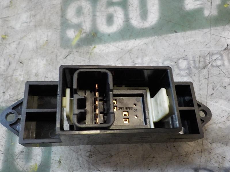 Recambio de mando elevalunas trasero izquierdo para citroën c-zero seduction referencia OEM IAM  587944 587944