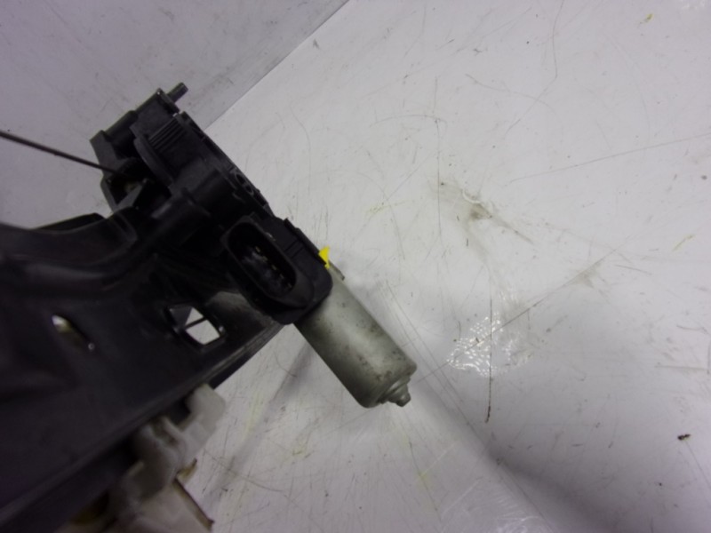 Recambio de elevalunas delantero izquierdo para bmw serie 1 lim. (f20) 118i referencia OEM IAM 51337281881  