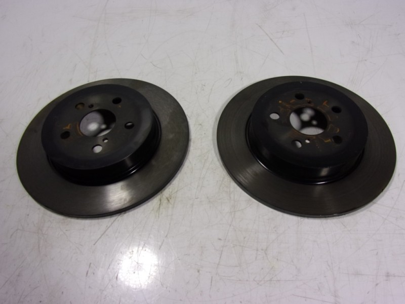 Recambio de disco freno trasero para toyota yaris 1.5 vvti hev referencia OEM IAM   