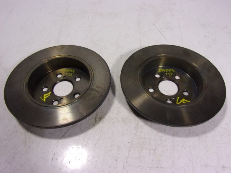 Recambio de disco freno trasero para toyota yaris 1.5 vvti hev referencia OEM IAM   