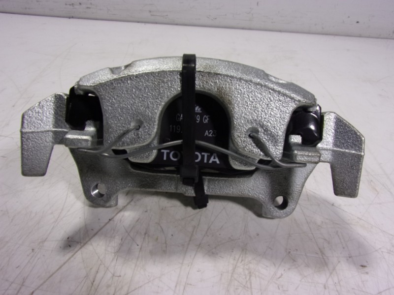 Recambio de pinza freno delantera izquierda para toyota yaris 1.5 vvti hev referencia OEM IAM   