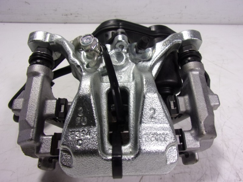 Recambio de pinza freno trasera izquierda para toyota yaris 1.5 vvti hev referencia OEM IAM   