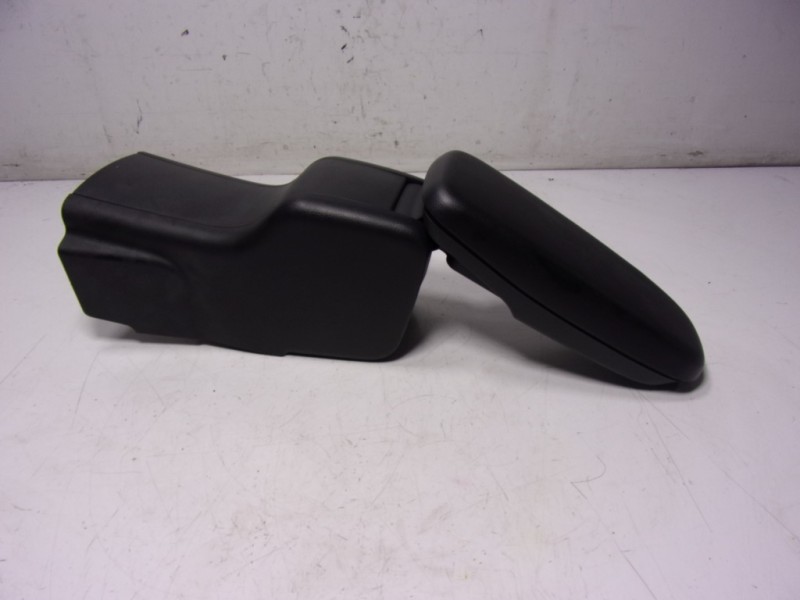 Recambio de apoyabrazos central para toyota yaris 1.5 vvti hev referencia OEM IAM   