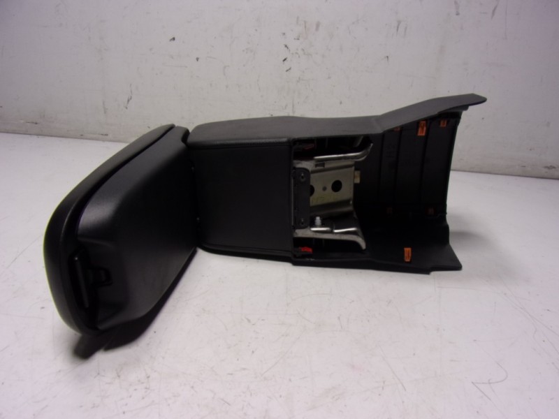 Recambio de apoyabrazos central para toyota yaris 1.5 vvti hev referencia OEM IAM   