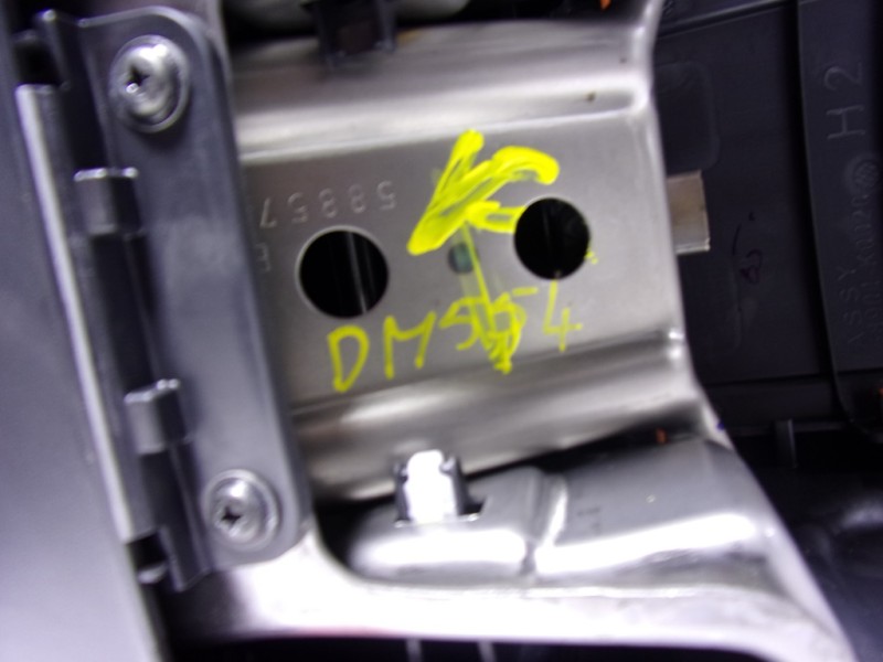 Recambio de apoyabrazos central para toyota yaris 1.5 vvti hev referencia OEM IAM   