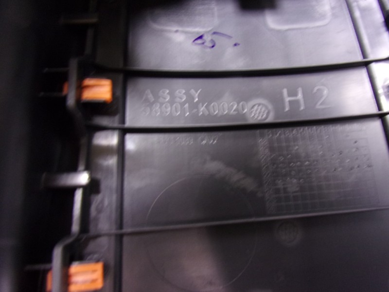 Recambio de apoyabrazos central para toyota yaris 1.5 vvti hev referencia OEM IAM   