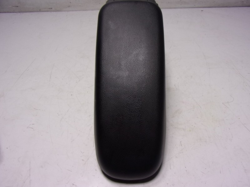 Recambio de apoyabrazos central para toyota yaris 1.5 vvti hev referencia OEM IAM   