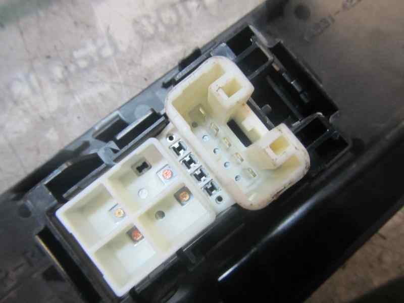 Recambio de mando elevalunas delantero derecho para toyota rav 4 referencia OEM IAM 8481052030  