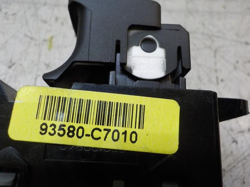 Recambio de mando elevalunas trasero izquierdo para hyundai i20 klass referencia OEM IAM 93580C70104X 93580C7010 