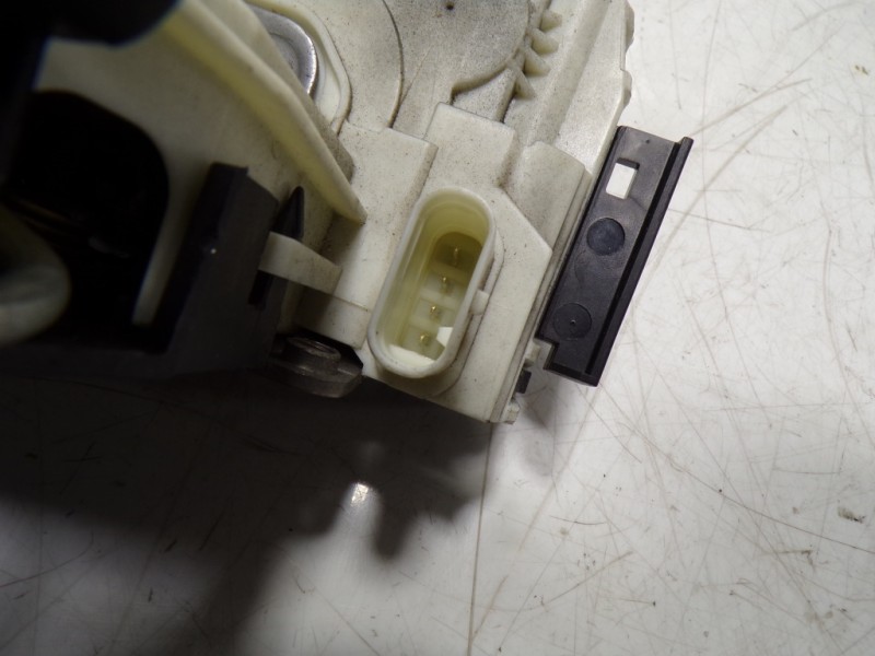 Recambio de cerradura puerta trasera derecha para infiniti q30 1.6 16v cat referencia OEM IAM 825005DM0B A0997305600 