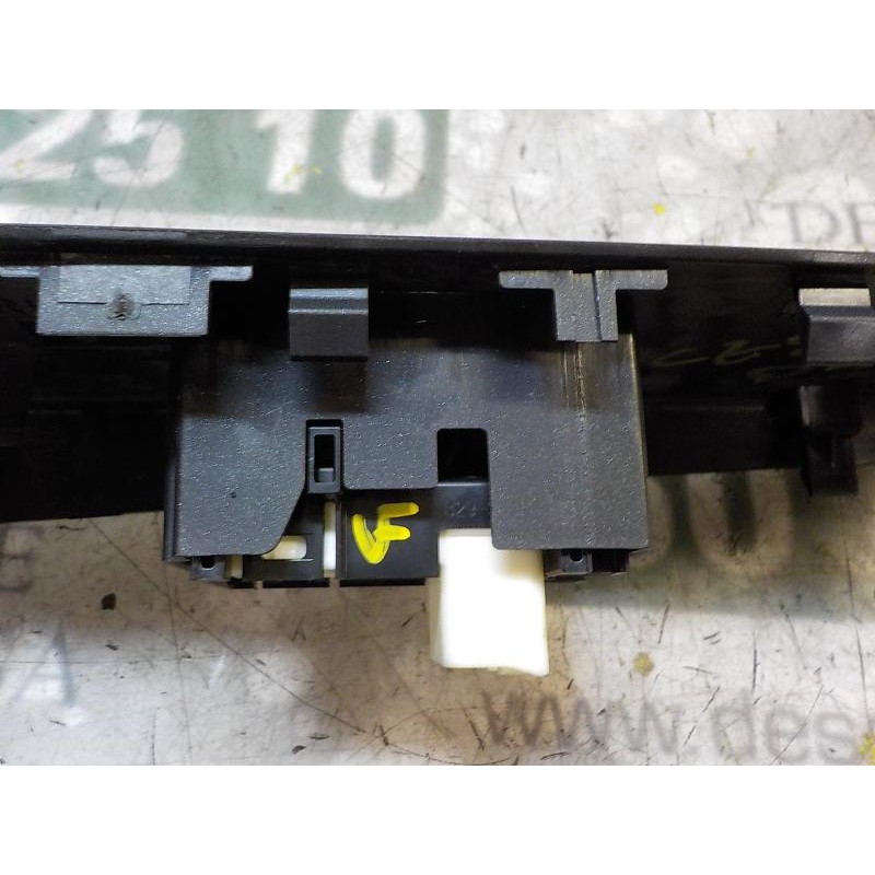 Recambio de mando elevalunas delantero derecho para toyota rav 4 2.0 d-4d cat referencia OEM IAM 8481052030  