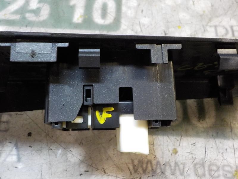 Recambio de mando elevalunas delantero derecho para toyota rav 4 2.0 d-4d cat referencia OEM IAM 8481052030  