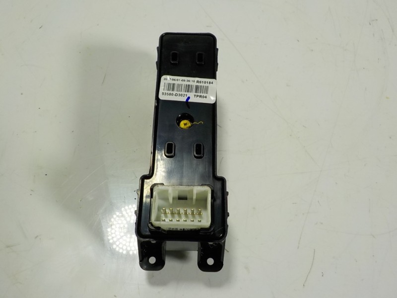 Recambio de mando elevalunas trasero izquierdo para hyundai tucson 1.7 crdi cat referencia OEM IAM 93580D30214X 93580D3021 