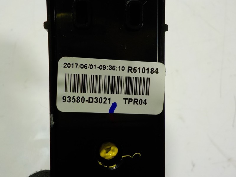 Recambio de mando elevalunas trasero izquierdo para hyundai tucson 1.7 crdi cat referencia OEM IAM 93580D30214X 93580D3021 