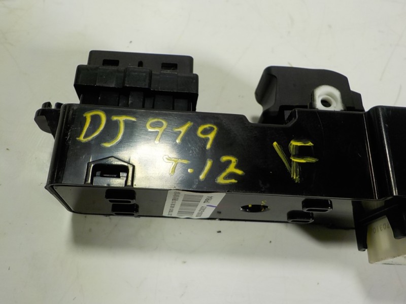 Recambio de mando elevalunas trasero izquierdo para hyundai tucson 1.7 crdi cat referencia OEM IAM 93580D30214X 93580D3021 