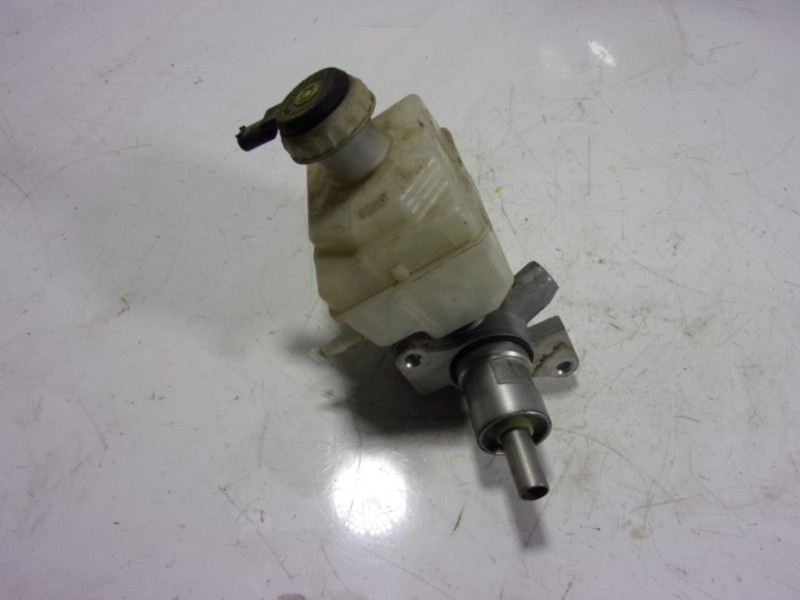 Recambio de bomba freno para land rover discovery 4 tdv6 se referencia OEM IAM LR014569  