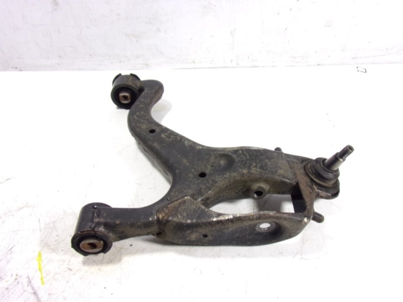 Recambio de brazo suspension inferior delantero derecho para land rover discovery 4 tdv6 se referencia OEM IAM LR014136  