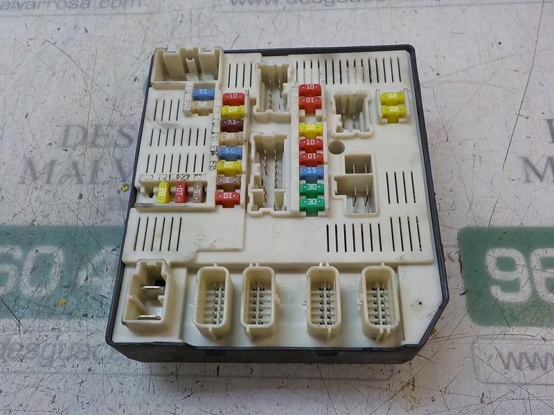 Recambio de caja reles / fusibles para renault megane iii berlina 5 p expression referencia OEM IAM   