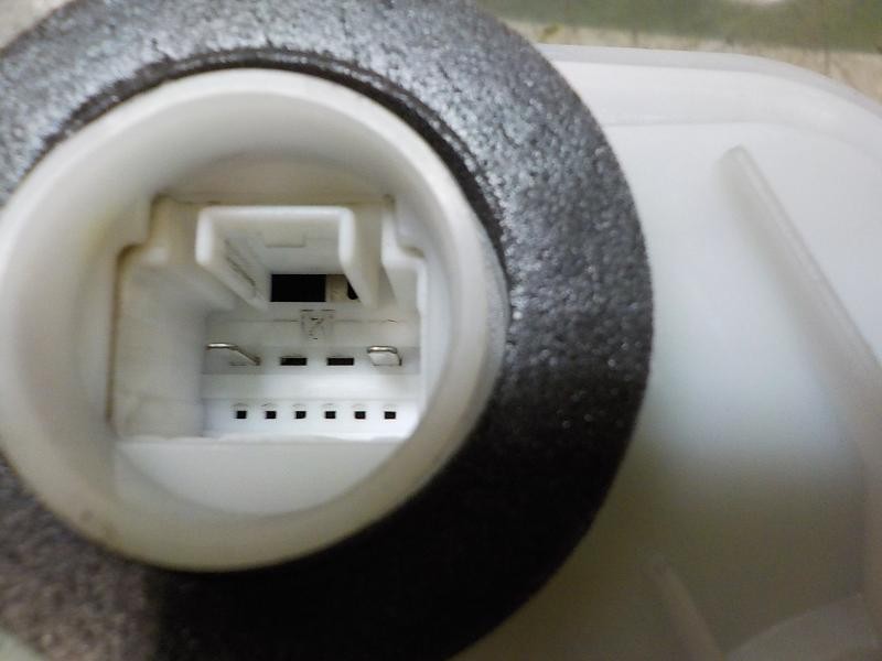 Recambio de cerradura puerta trasera derecha para toyota aygo 1.0 cat referencia OEM IAM 6905002390  