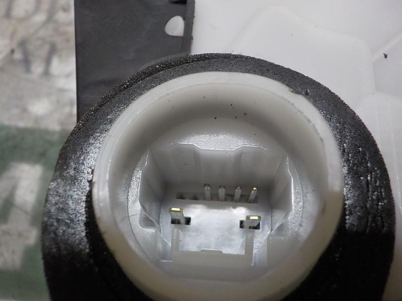 Recambio de cerradura puerta delantera derecha para toyota yaris 1.0 cat referencia OEM IAM 690300D540  