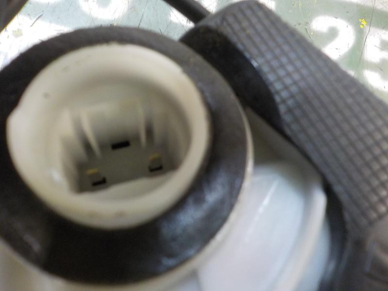 Recambio de cerradura puerta trasera derecha para toyota yaris 1.0 cat referencia OEM IAM 690500D310  