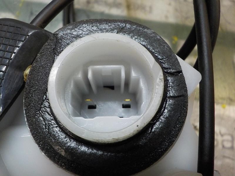 Recambio de cerradura puerta trasera izquierda para toyota yaris 1.0 cat referencia OEM IAM 690600D310  