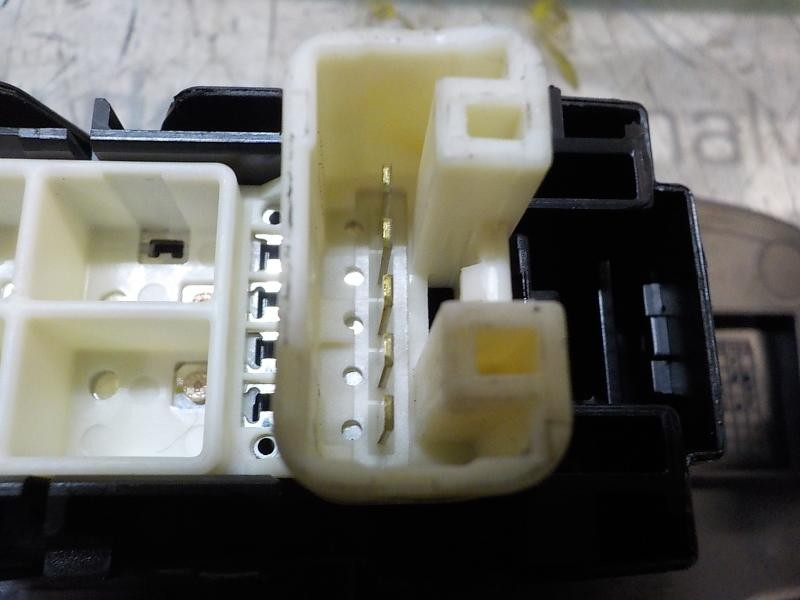 Recambio de mando elevalunas delantero derecho para toyota yaris 1.0 cat referencia OEM IAM 848100D030  