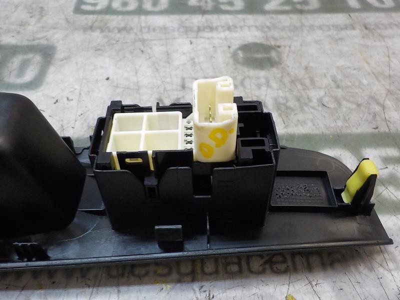 Recambio de mando elevalunas delantero derecho para toyota yaris 1.0 cat referencia OEM IAM 848100D030  