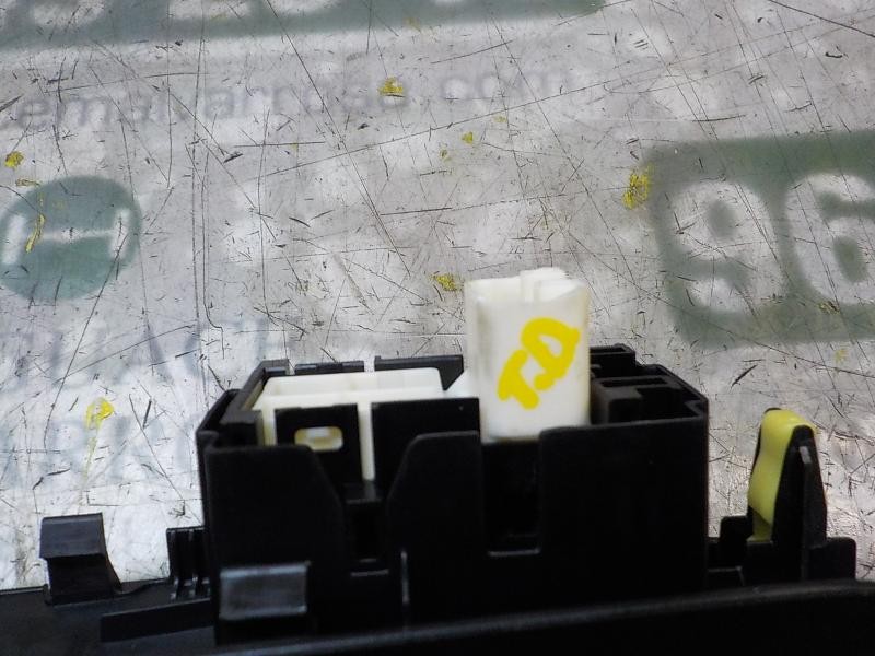 Recambio de mando elevalunas trasero derecho para toyota yaris 1.0 cat referencia OEM IAM 848100D030  