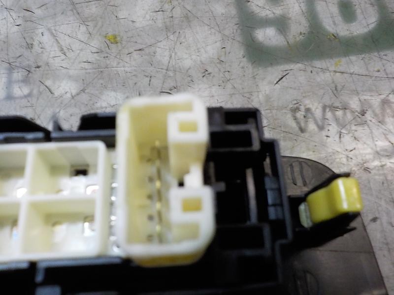 Recambio de mando elevalunas trasero derecho para toyota yaris 1.0 cat referencia OEM IAM 848100D030  