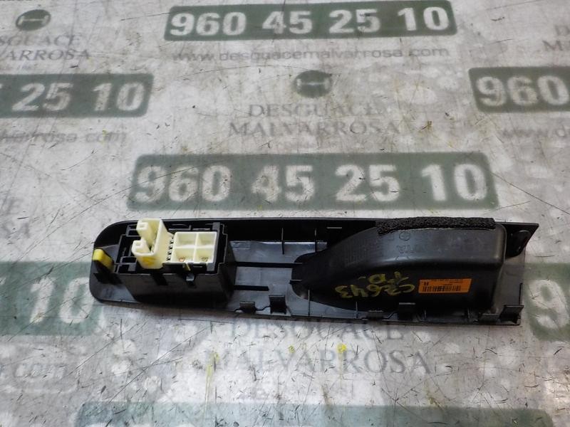 Recambio de mando elevalunas trasero derecho para toyota yaris 1.0 cat referencia OEM IAM 848100D030  