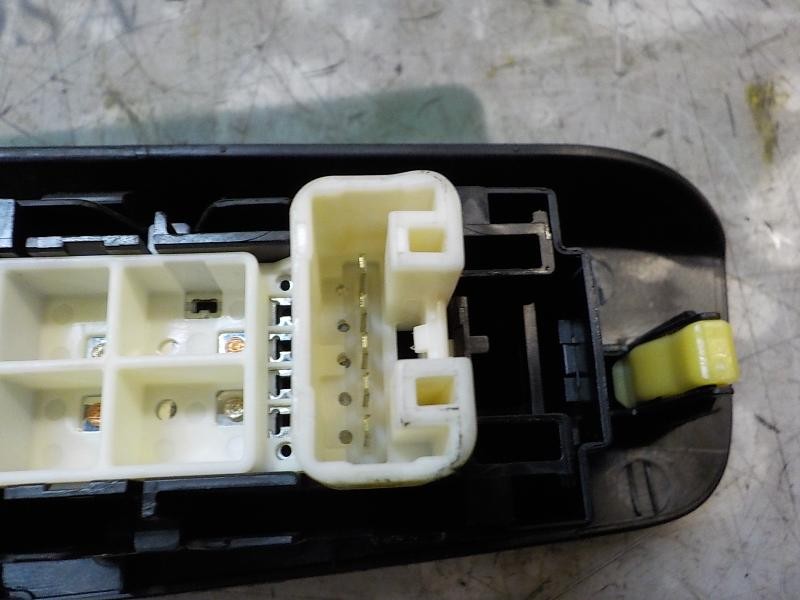 Recambio de mando elevalunas trasero izquierdo para toyota yaris 1.0 cat referencia OEM IAM 848100D030  