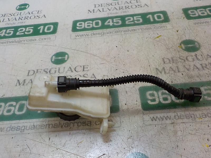 Recambio de deposito servo para peugeot 308 business line referencia OEM IAM 9807651580  