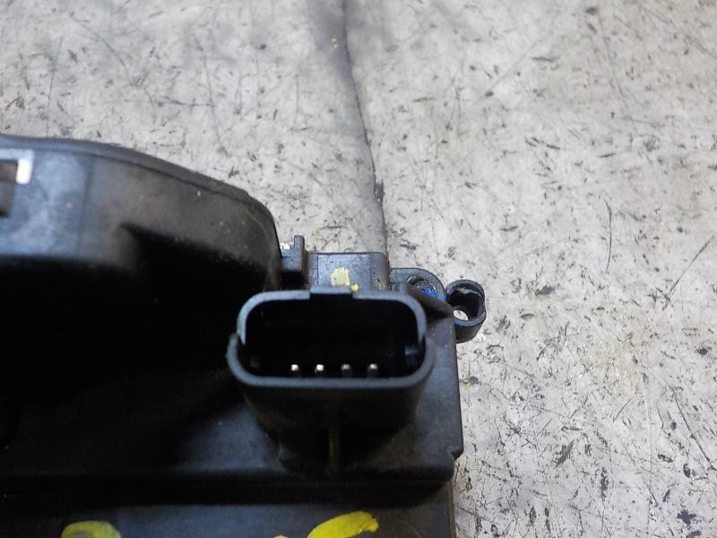 Recambio de cerradura puerta delantera derecha para renault megane iii sport tourer expression referencia OEM IAM 805020001R  