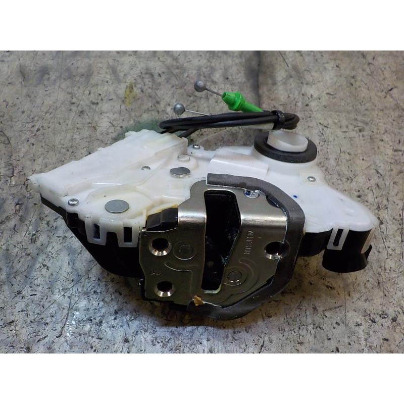 Recambio de cerradura puerta delantera derecha para toyota yaris 1.4 turbodiesel cat referencia OEM IAM 690300D320  