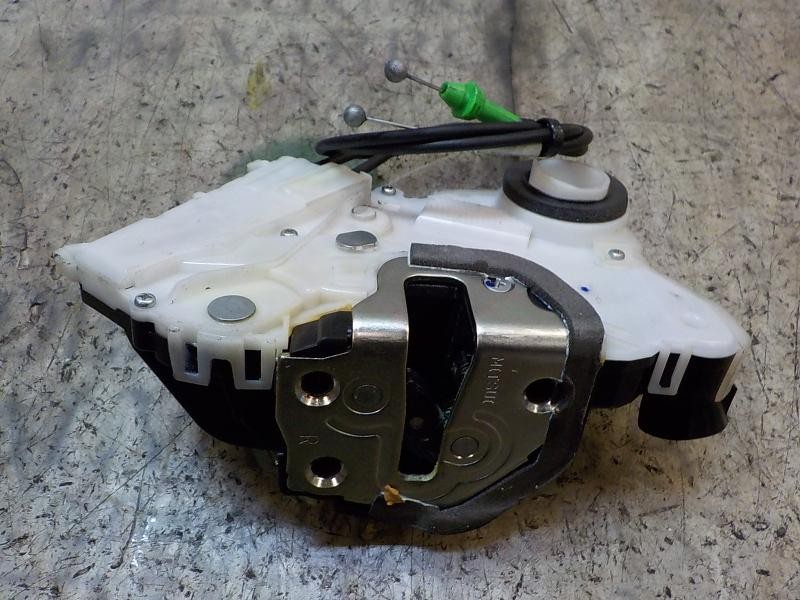 Recambio de cerradura puerta delantera derecha para toyota yaris 1.4 turbodiesel cat referencia OEM IAM 690300D320  