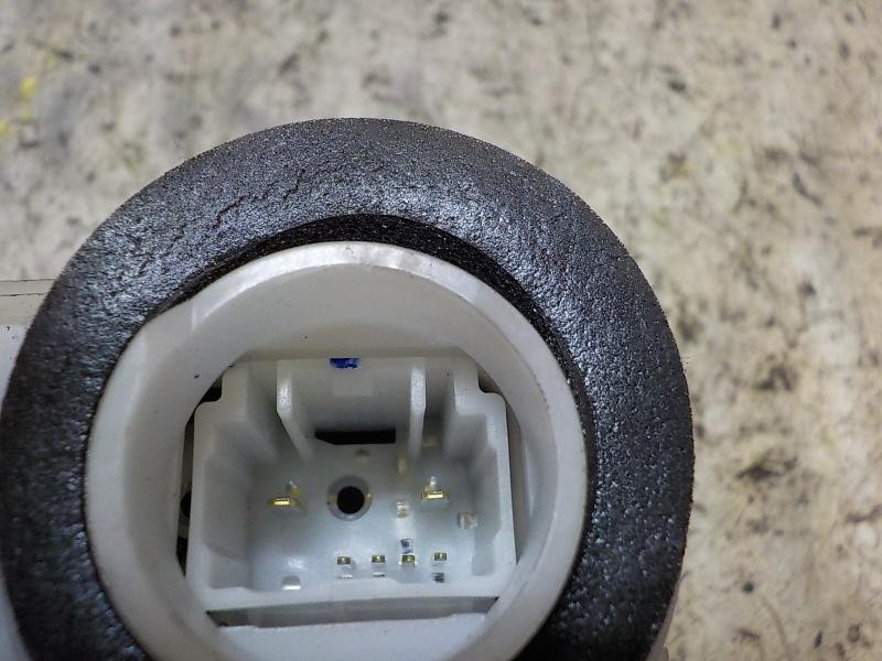 Recambio de cerradura puerta delantera derecha para toyota yaris 1.4 turbodiesel cat referencia OEM IAM 690300D320  