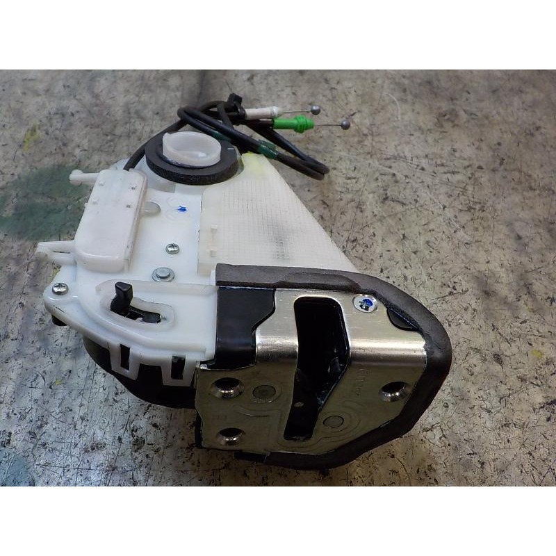 Recambio de cerradura puerta trasera derecha para toyota yaris 1.4 turbodiesel cat referencia OEM IAM 690500D110  