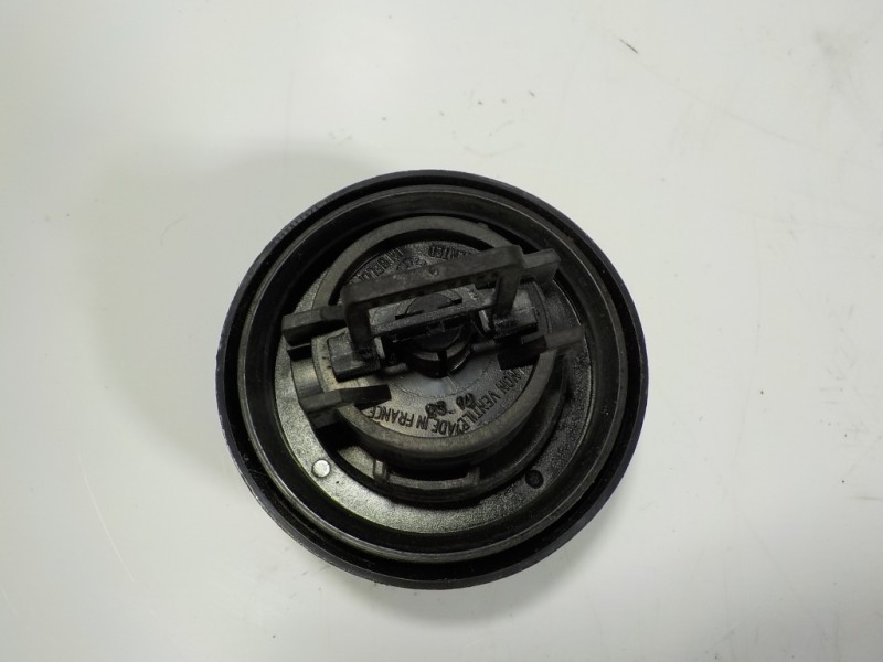 Recambio de tapon combustible para dacia lodgy 1.2 16v tce cat referencia OEM IAM 7700431898  