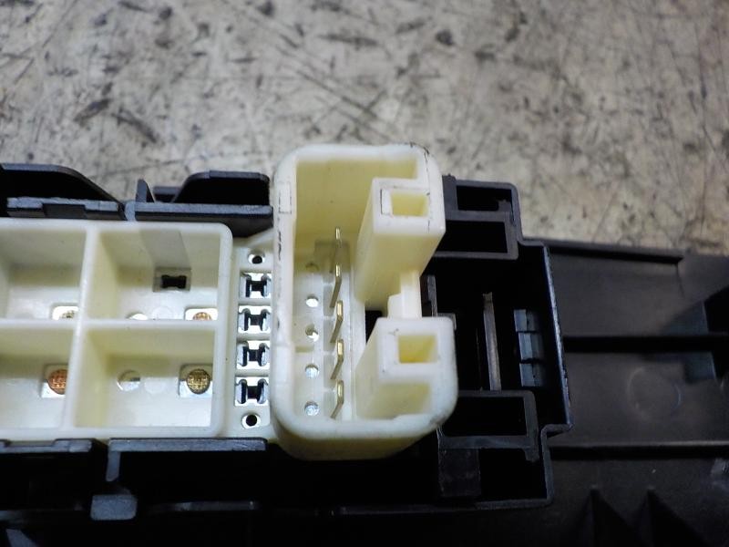 Recambio de mando elevalunas delantero derecho para toyota yaris 1.4 turbodiesel cat referencia OEM IAM 848100D030  