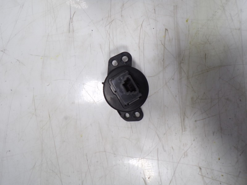 Recambio de warning para toyota aygo 1.0 vvti referencia OEM IAM 843320H020  