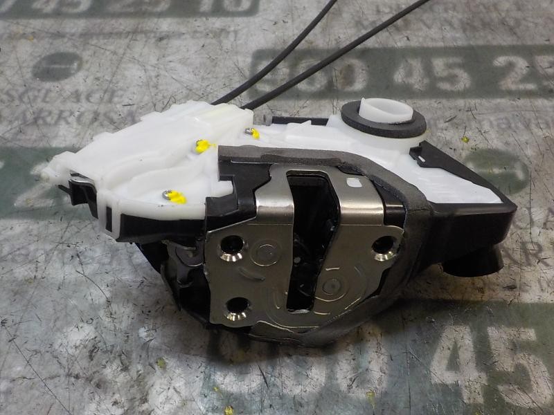 Recambio de cerradura puerta delantera derecha para toyota yaris 1.4 turbodiesel cat referencia OEM IAM 690300D540  
