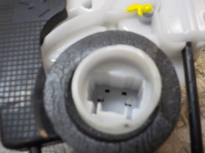 Recambio de cerradura puerta trasera derecha para toyota yaris 1.4 turbodiesel cat referencia OEM IAM 690500D310  