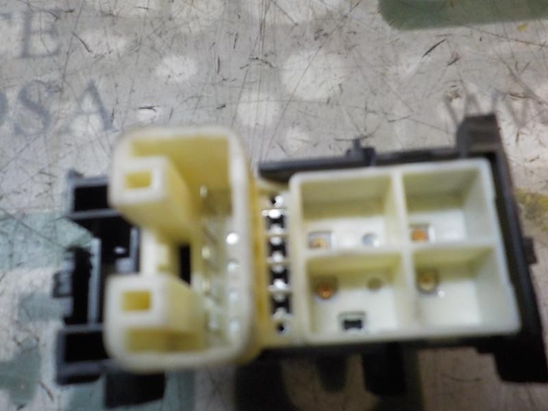 Recambio de mando elevalunas delantero derecho para toyota yaris 1.4 turbodiesel cat referencia OEM IAM 848100D030  